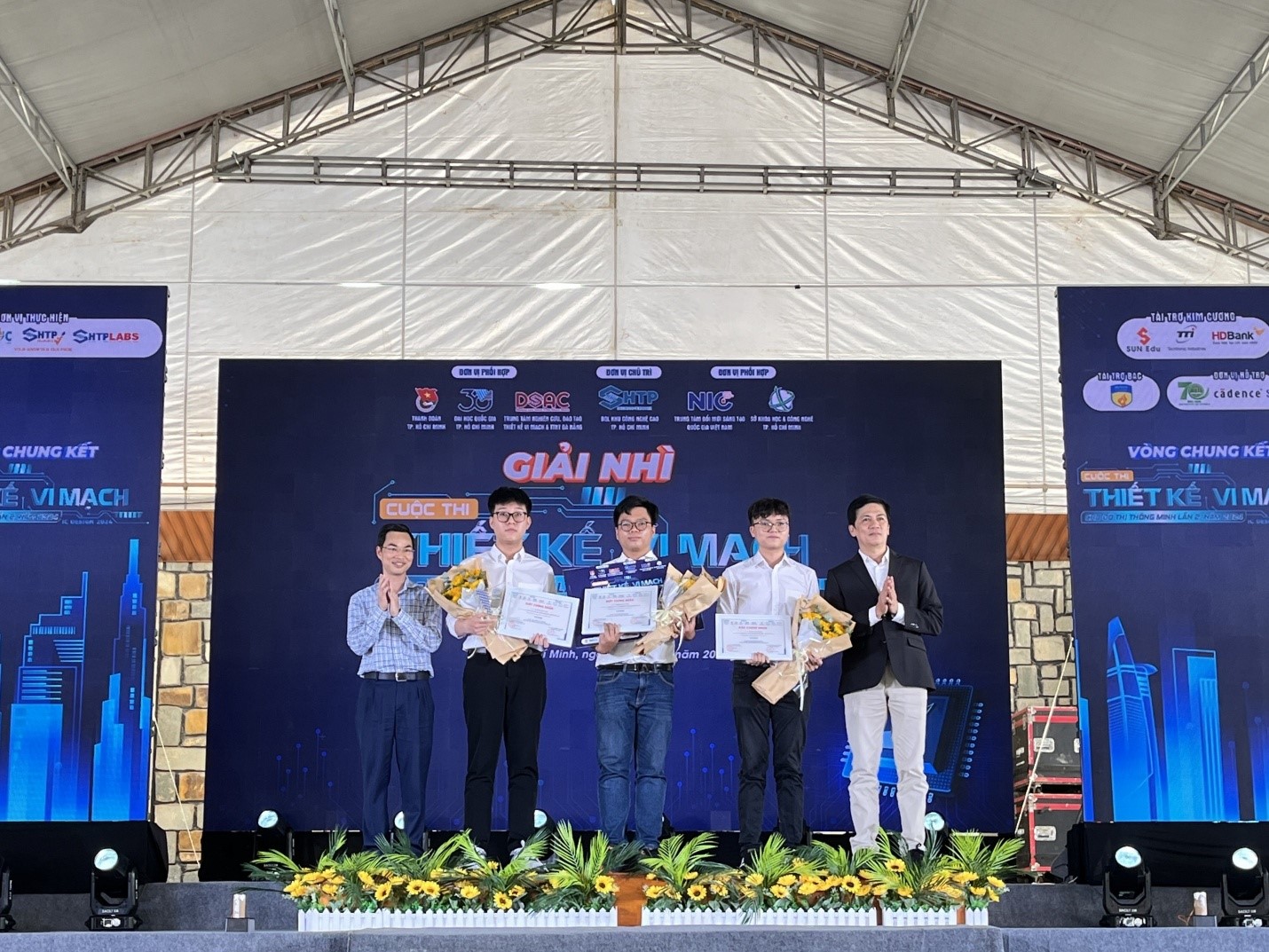 Ban Tổ chức trao Giải Nhì cho nhóm thí sinh: Trần Anh Tài, Tô Hoàng Phong, Phan Đức Đạt, Trường Đại học Bách Khoa, Đại học Quốc gia Thành phố Hồ Chí Minh với Dự án Digital Camera ASIC