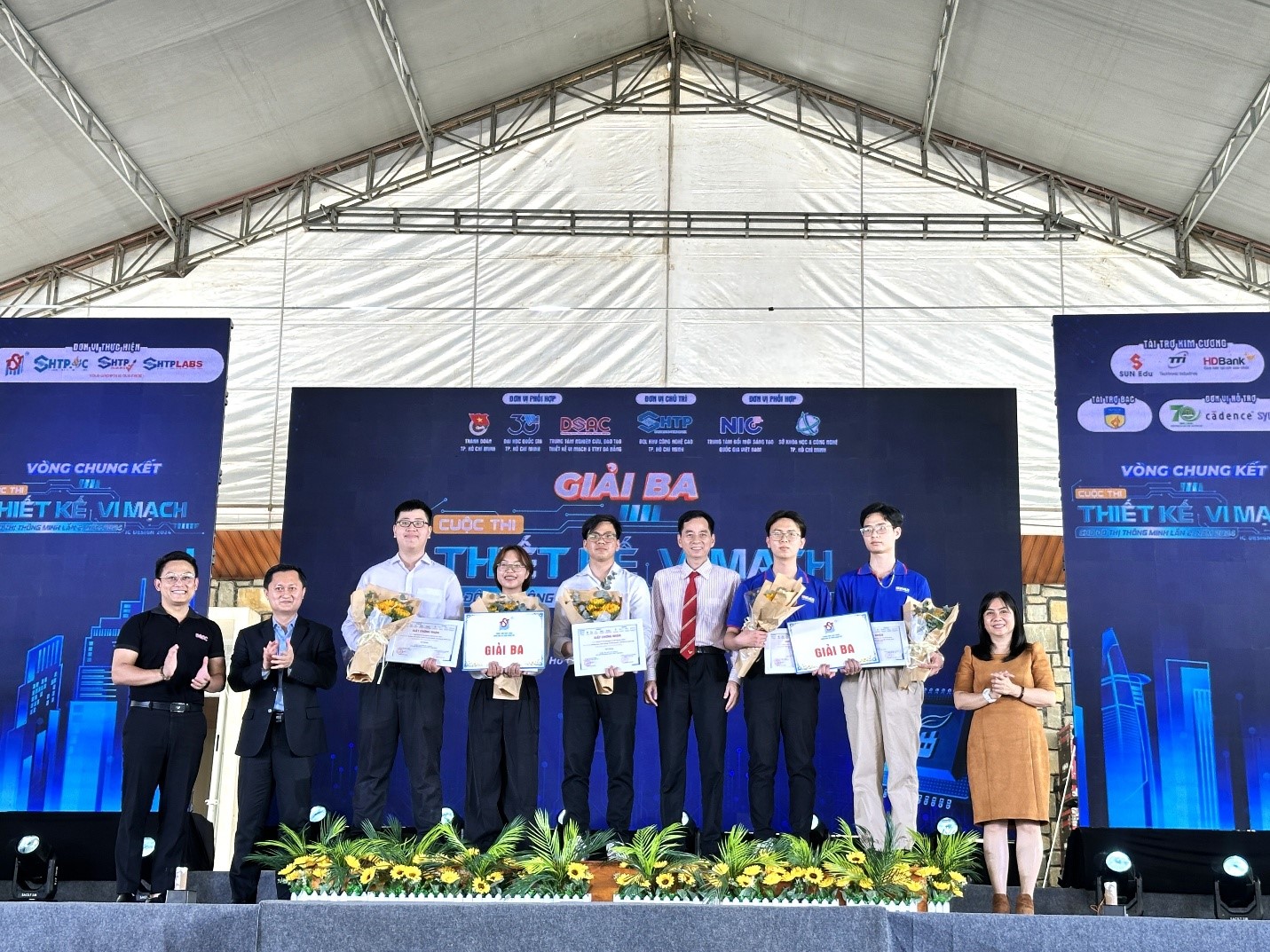 Ban Tổ chức trao 02 Giải Ba cho Dự án Thiết kế IP mã hoá/giải mã AES-128 trên ASICs của nhóm thí sinh Trường Đại học Bách Khoa, Đại học Đà Nẵng và Dự án Bộ chuyển đổi Buck DC-DC đáp ứng kịp thời với dải tải rộng của nhóm thí sinh Trường Đại học Công nghiệp Hà Nội