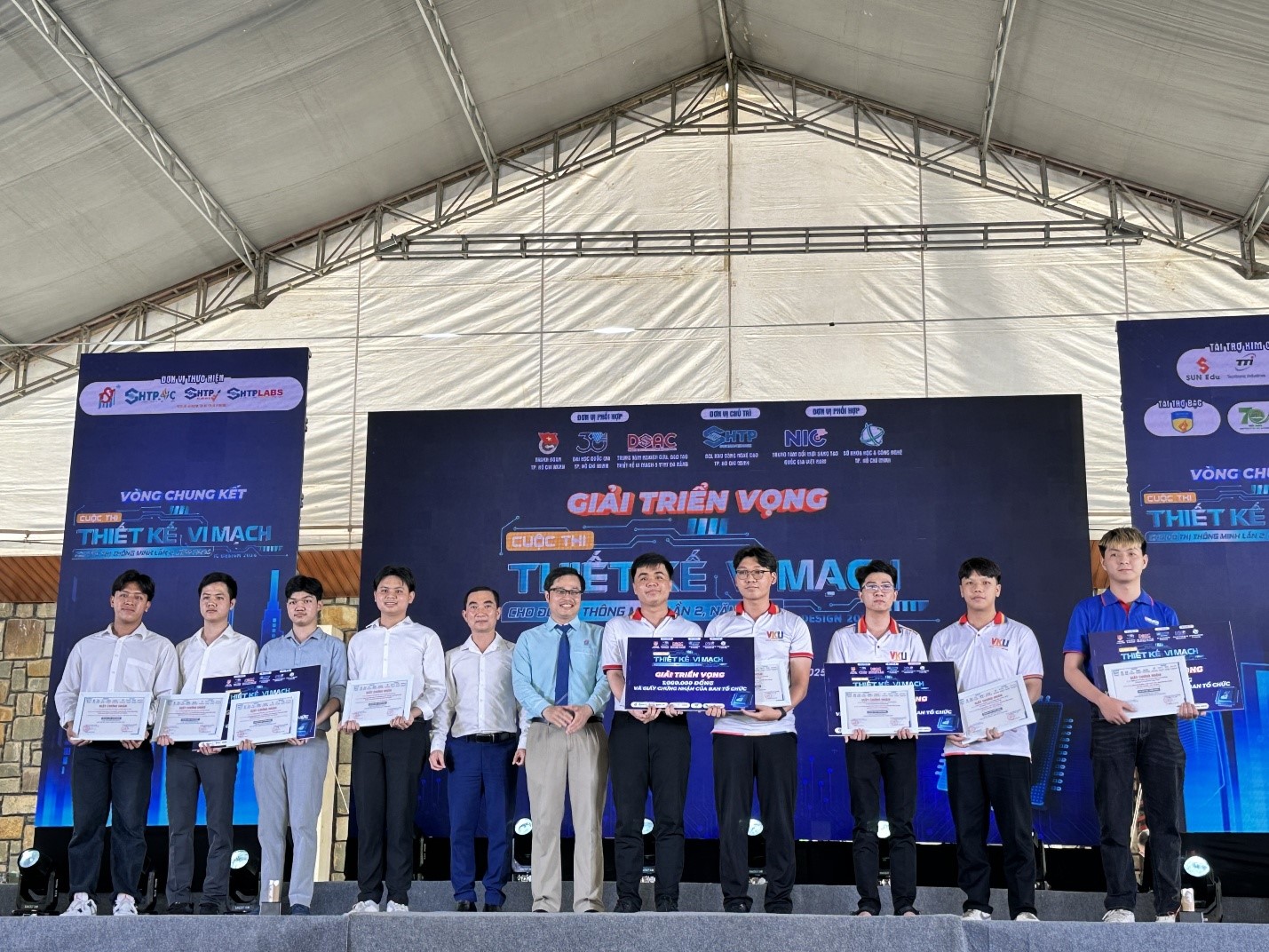 Ban Tổ chức trao 14 Giải triển vọng cho đại diện các nhóm thí sinh tham dự.  