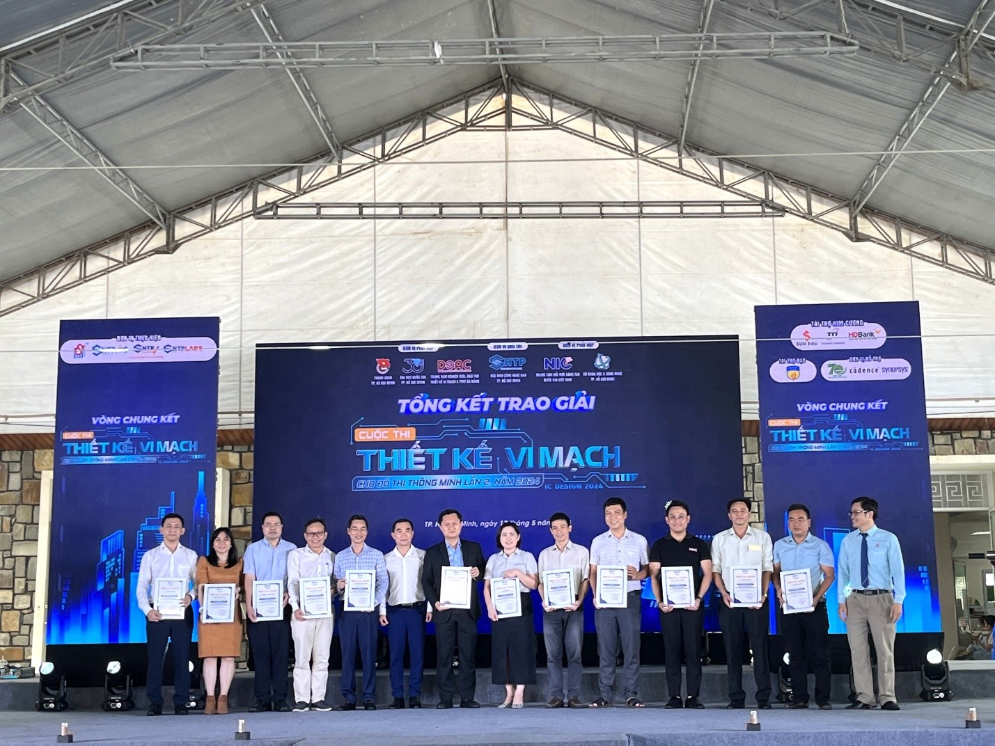 Ban Tổ chức trao thư cám ơn cho các nhà tài trợ, các đơn vị đồng hành của Cuộc thi Thiết kế vi mạch cho đô thị thông minh lần 2 năm 2024